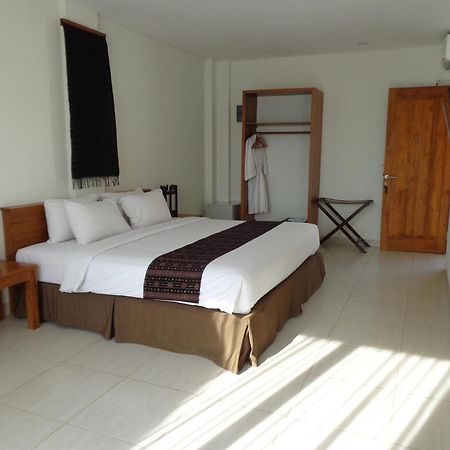 Luwansa Beach Hotel Лабуан-Бахо Экстерьер фото