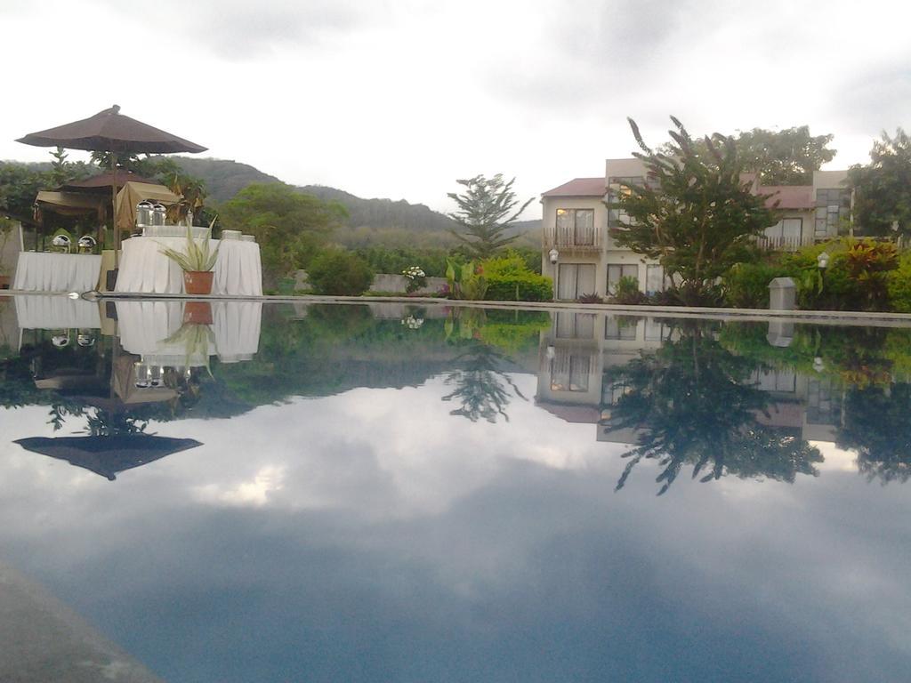 Luwansa Beach Hotel Лабуан-Бахо Экстерьер фото